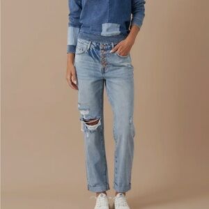 Light Blue Boyfriend Jeans with Distressed Knee